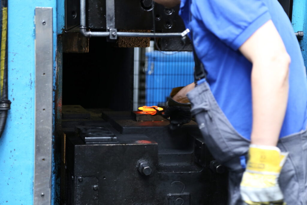 Entnehmen eines Rohlings für Knieimplantate